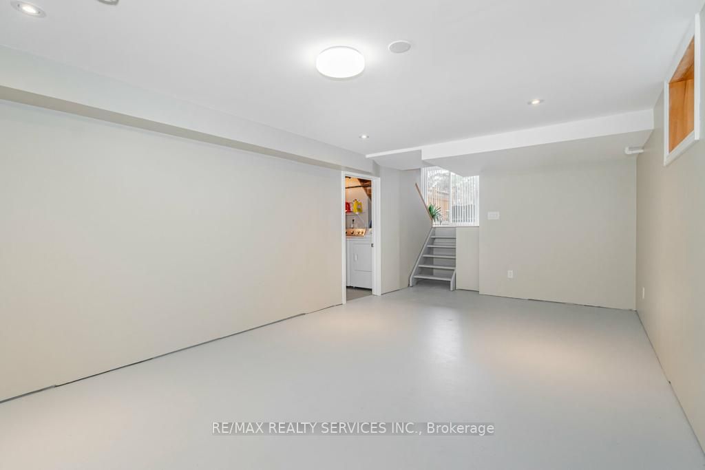 12 Sophia St