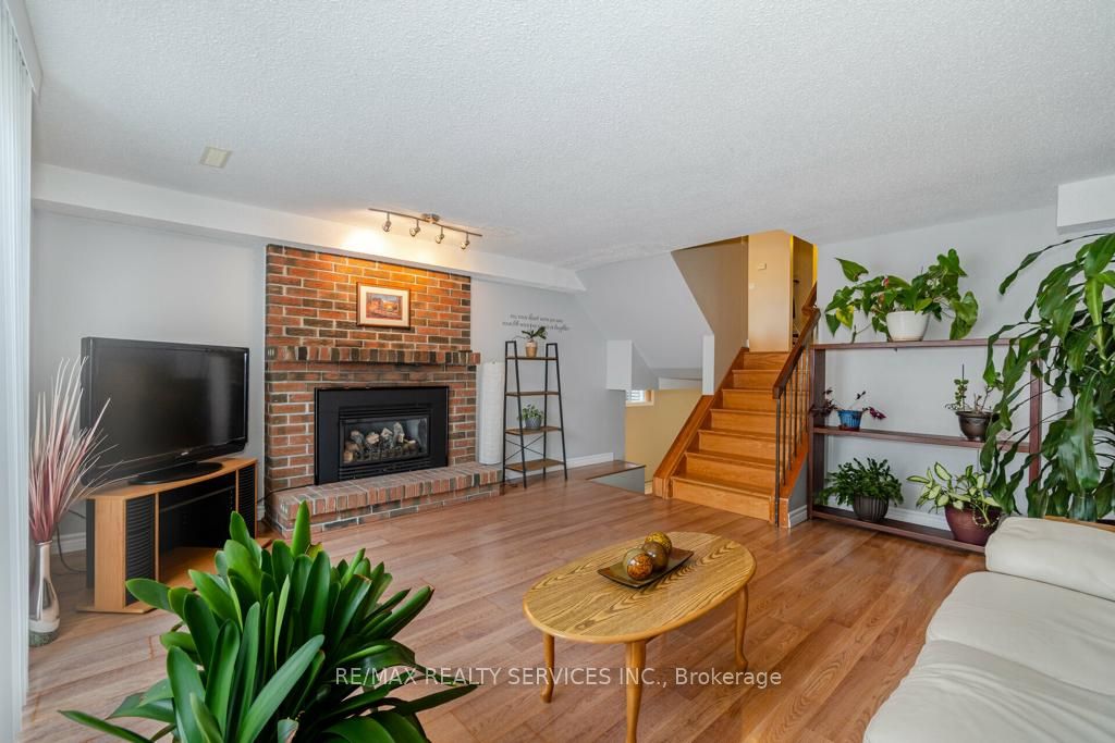 12 Sophia St