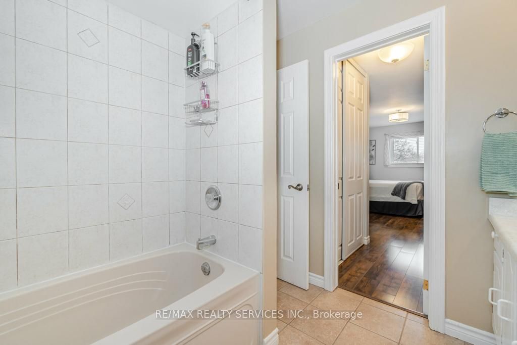 12 Sophia St
