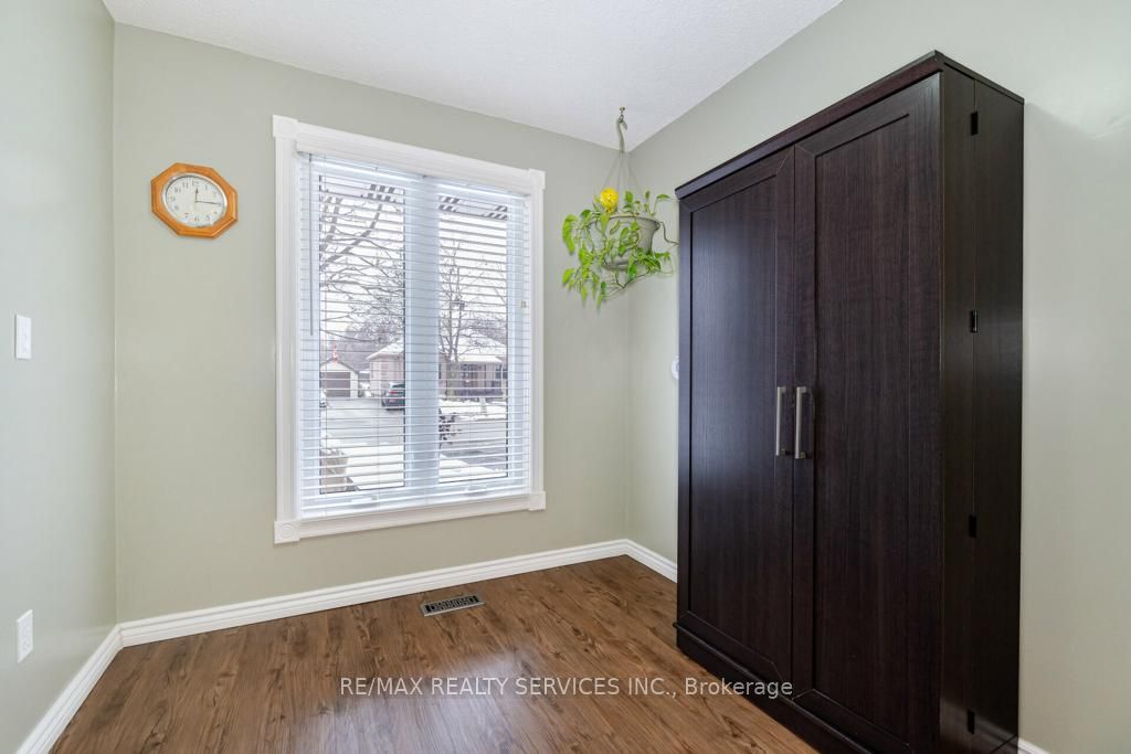 12 Sophia St