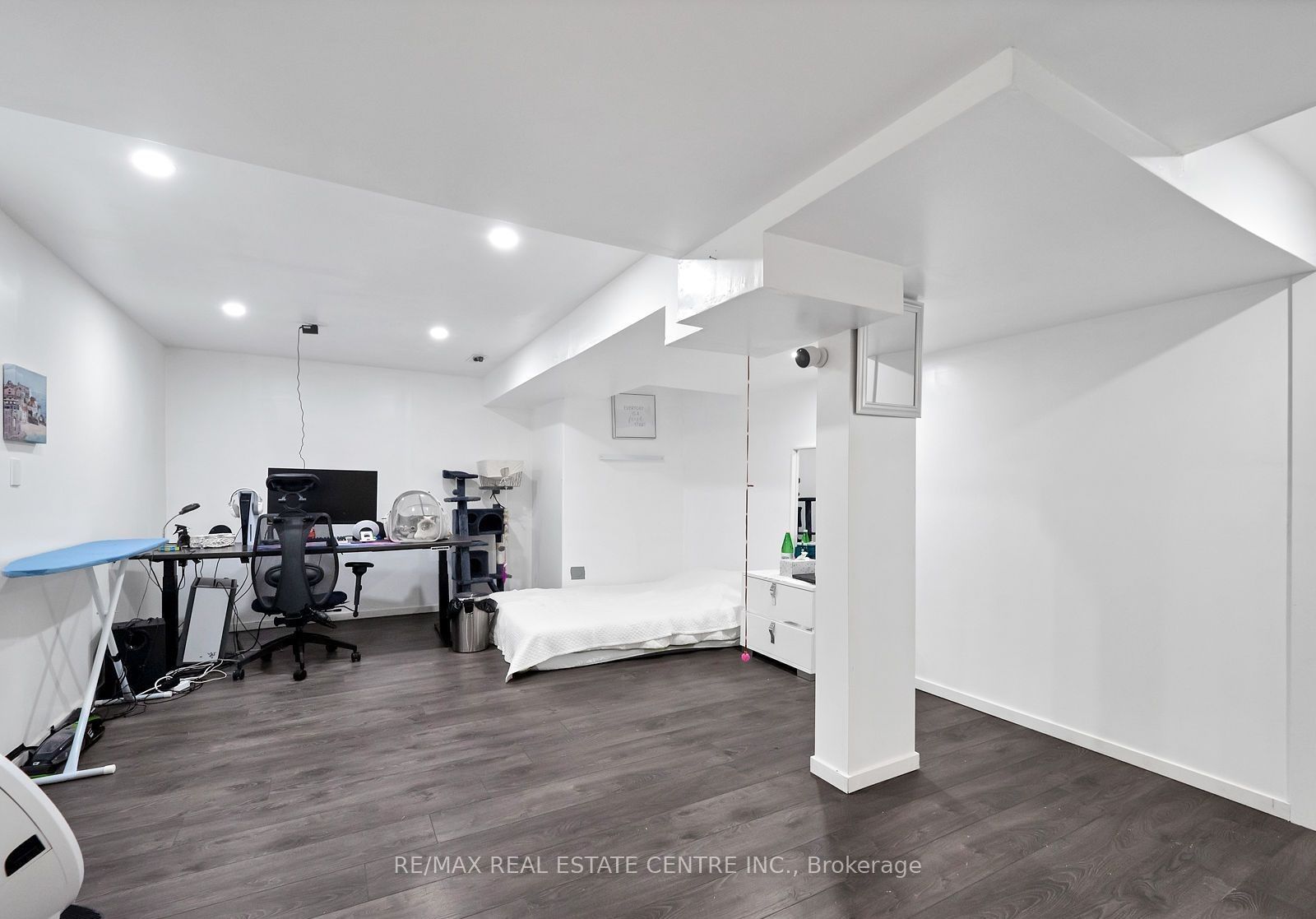 11 Hinchley Wood Grve
