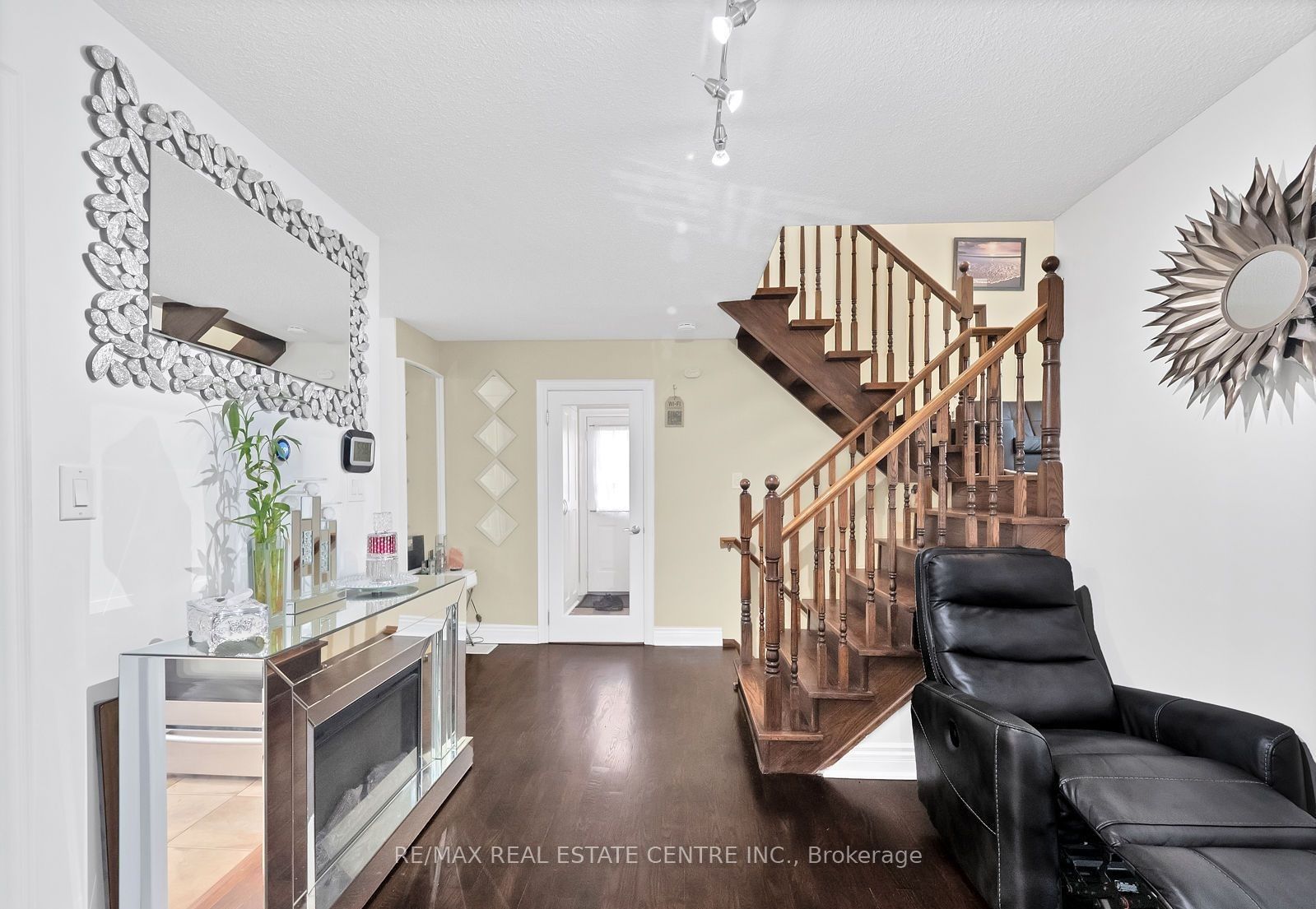 11 Hinchley Wood Grve