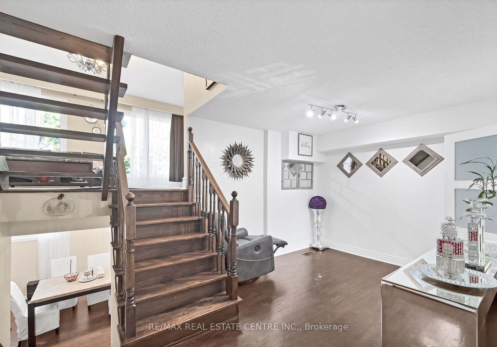 11 Hinchley Wood Grve