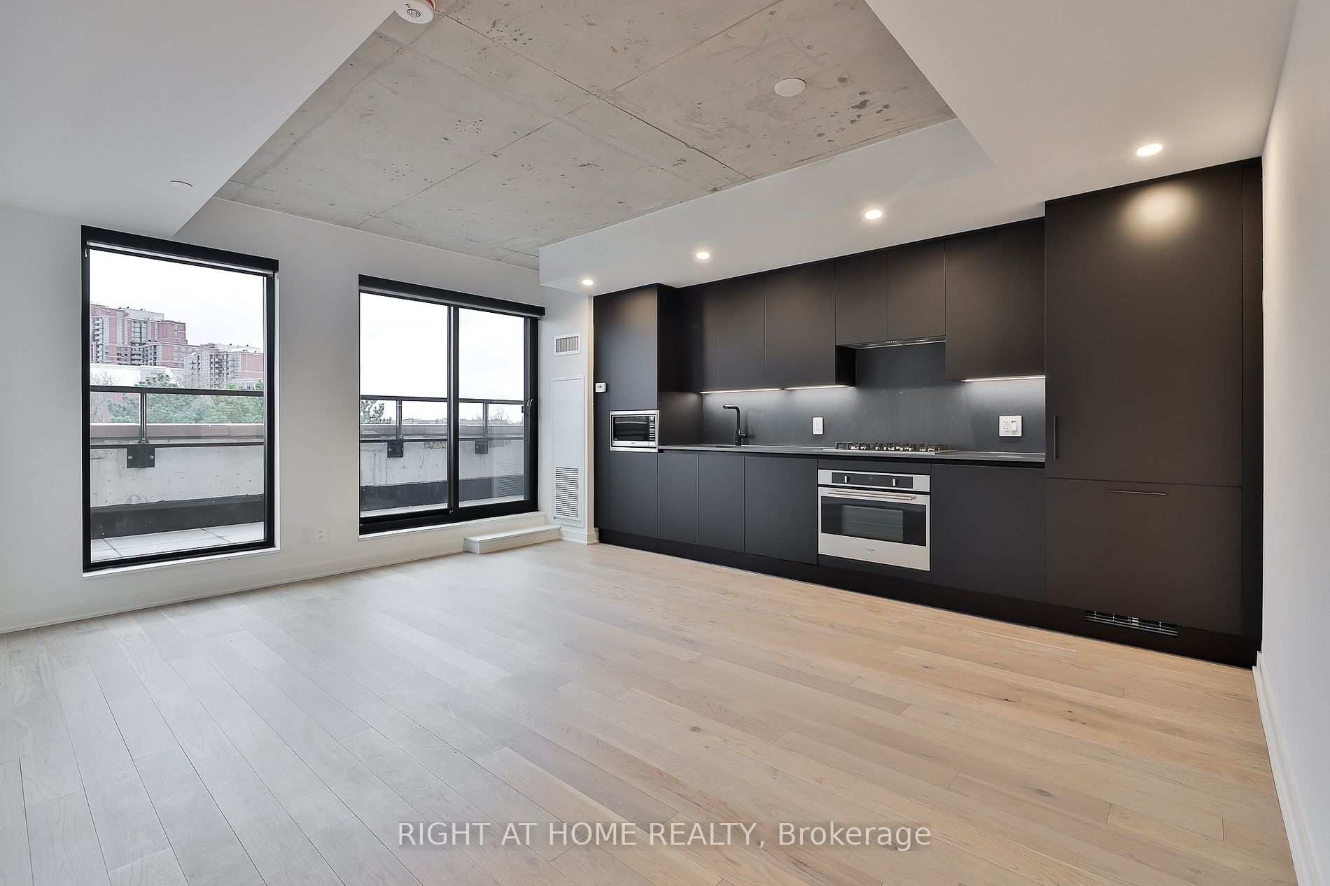 2720 Dundas Street W #409