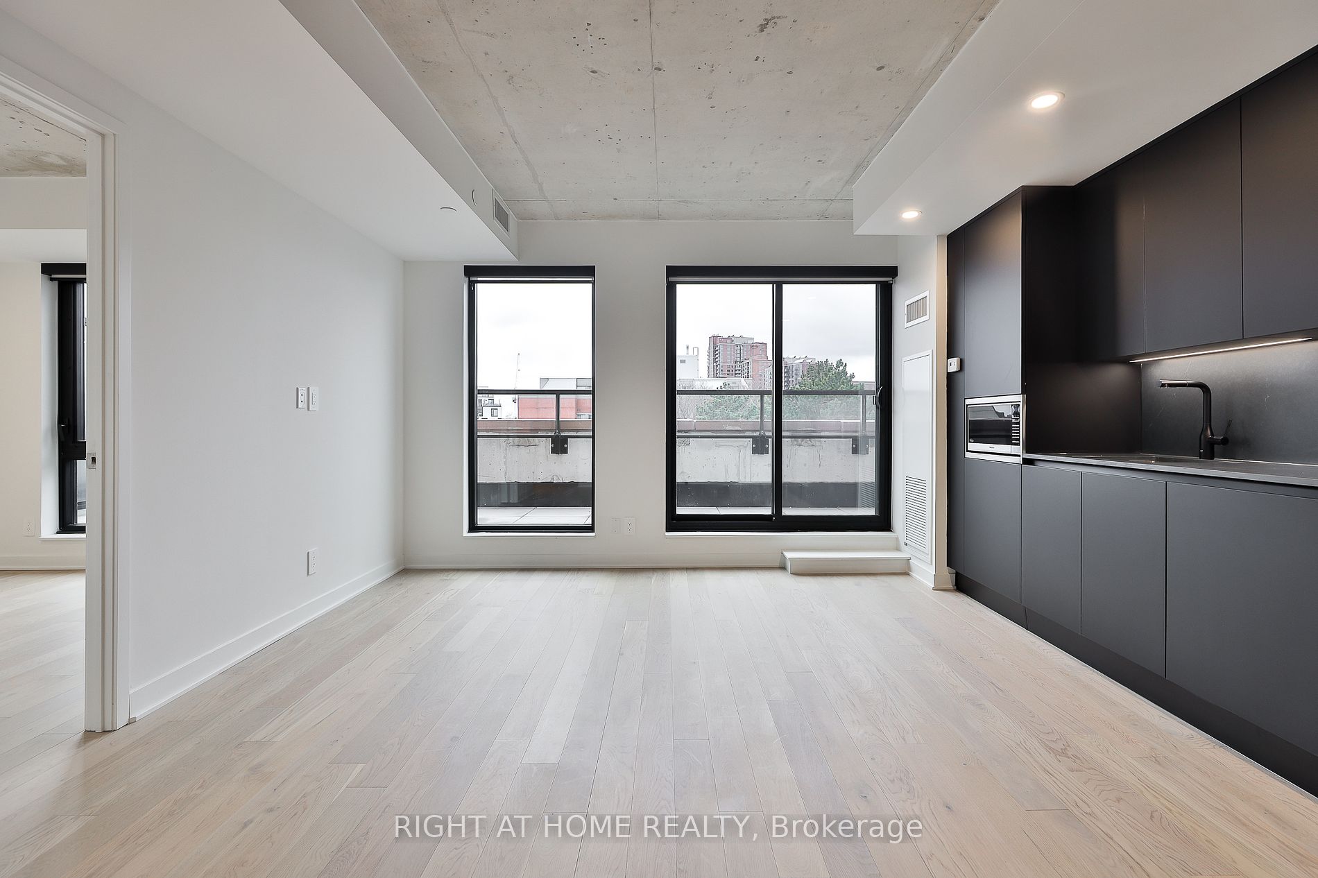 2720 Dundas Street W #409