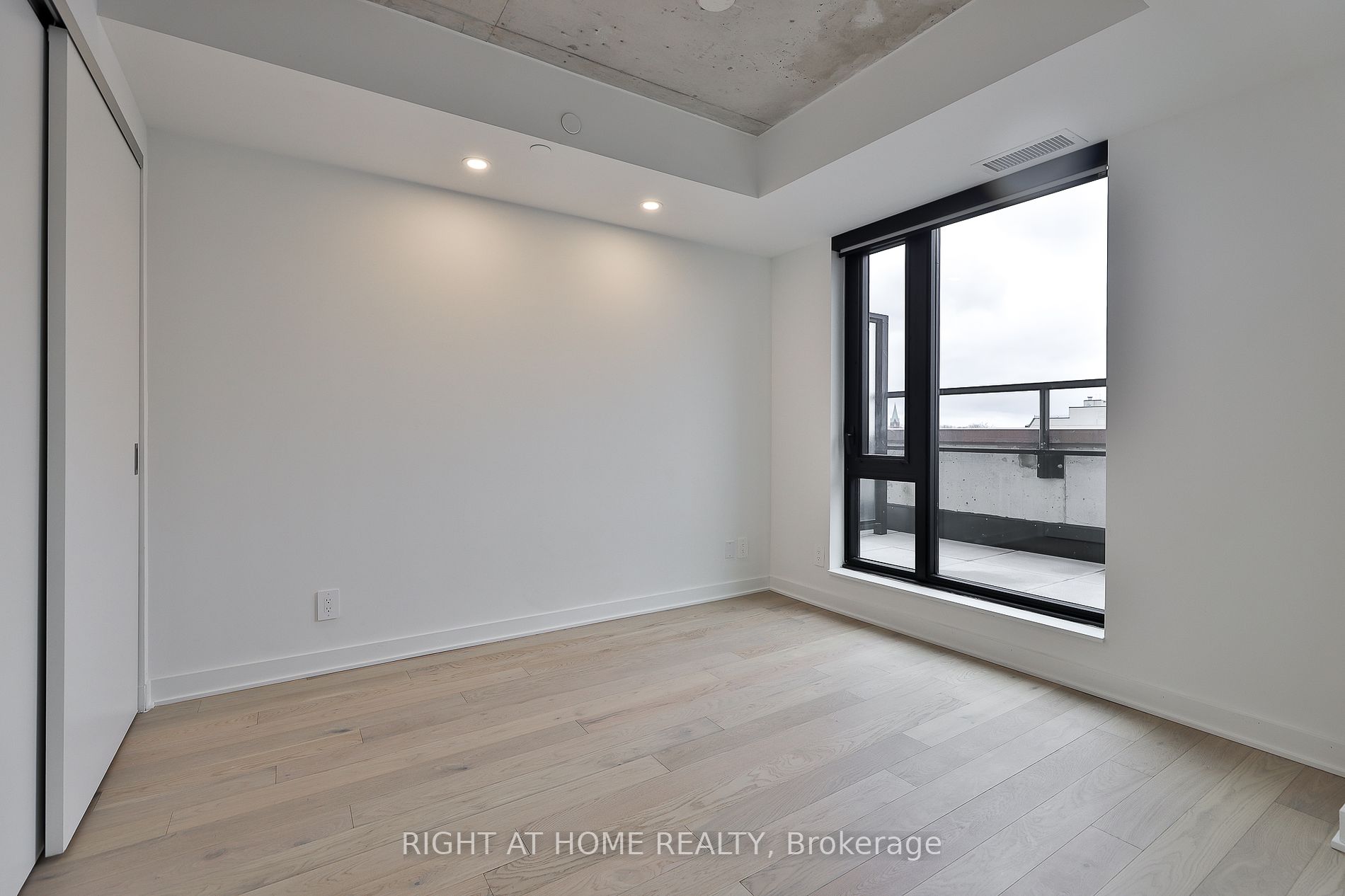2720 Dundas Street W #409