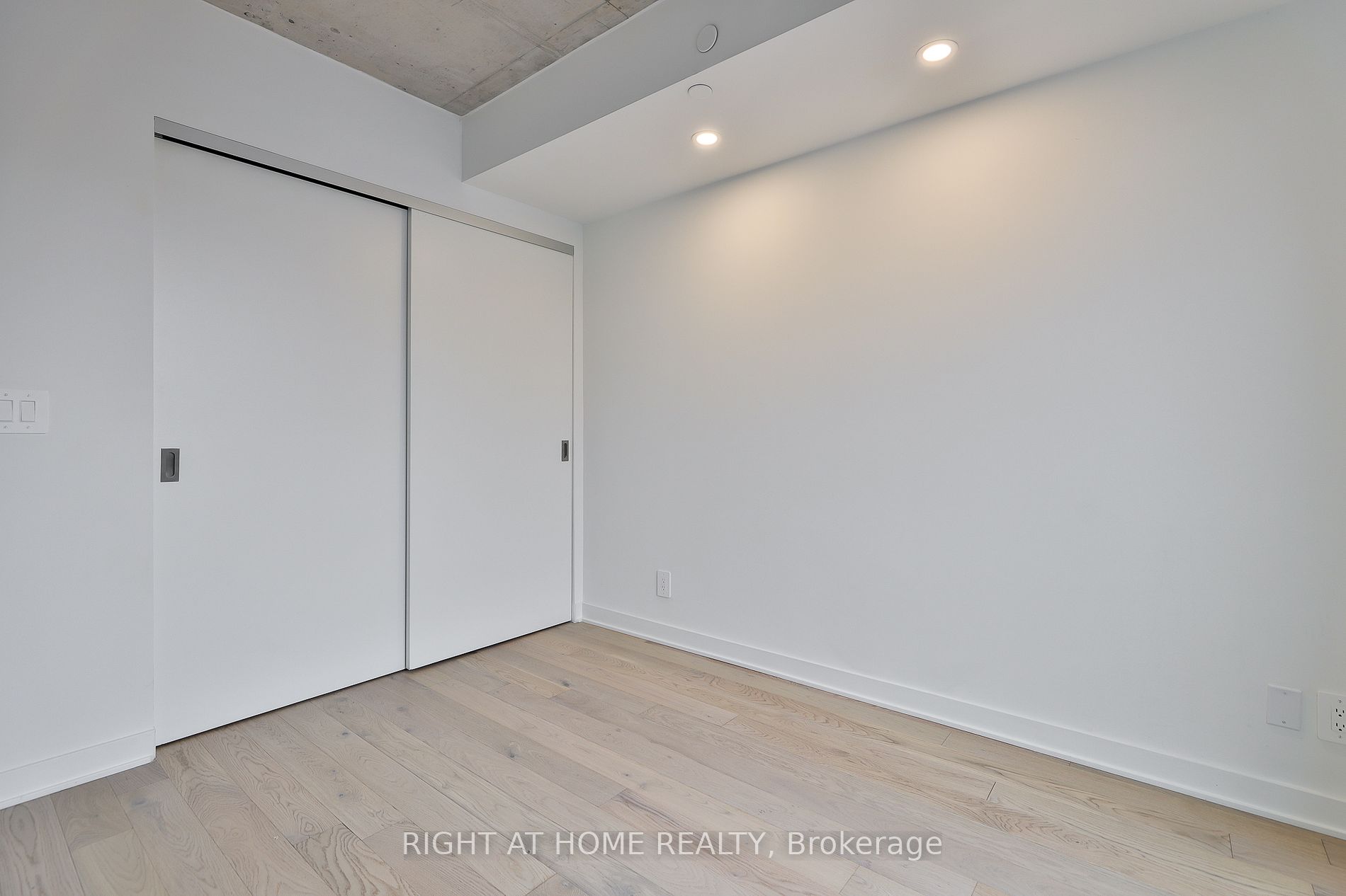 2720 Dundas Street W #409