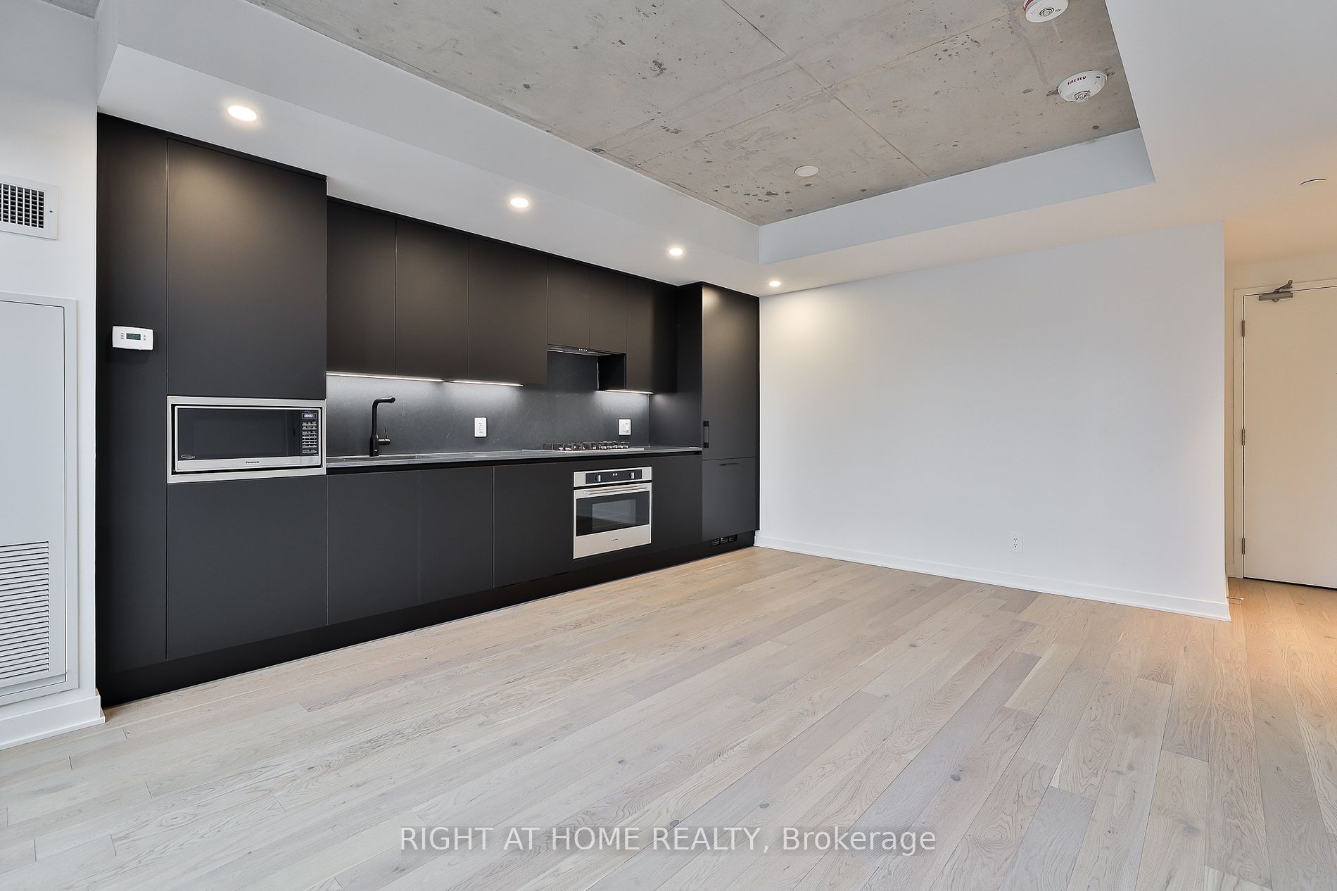 2720 Dundas Street W #409