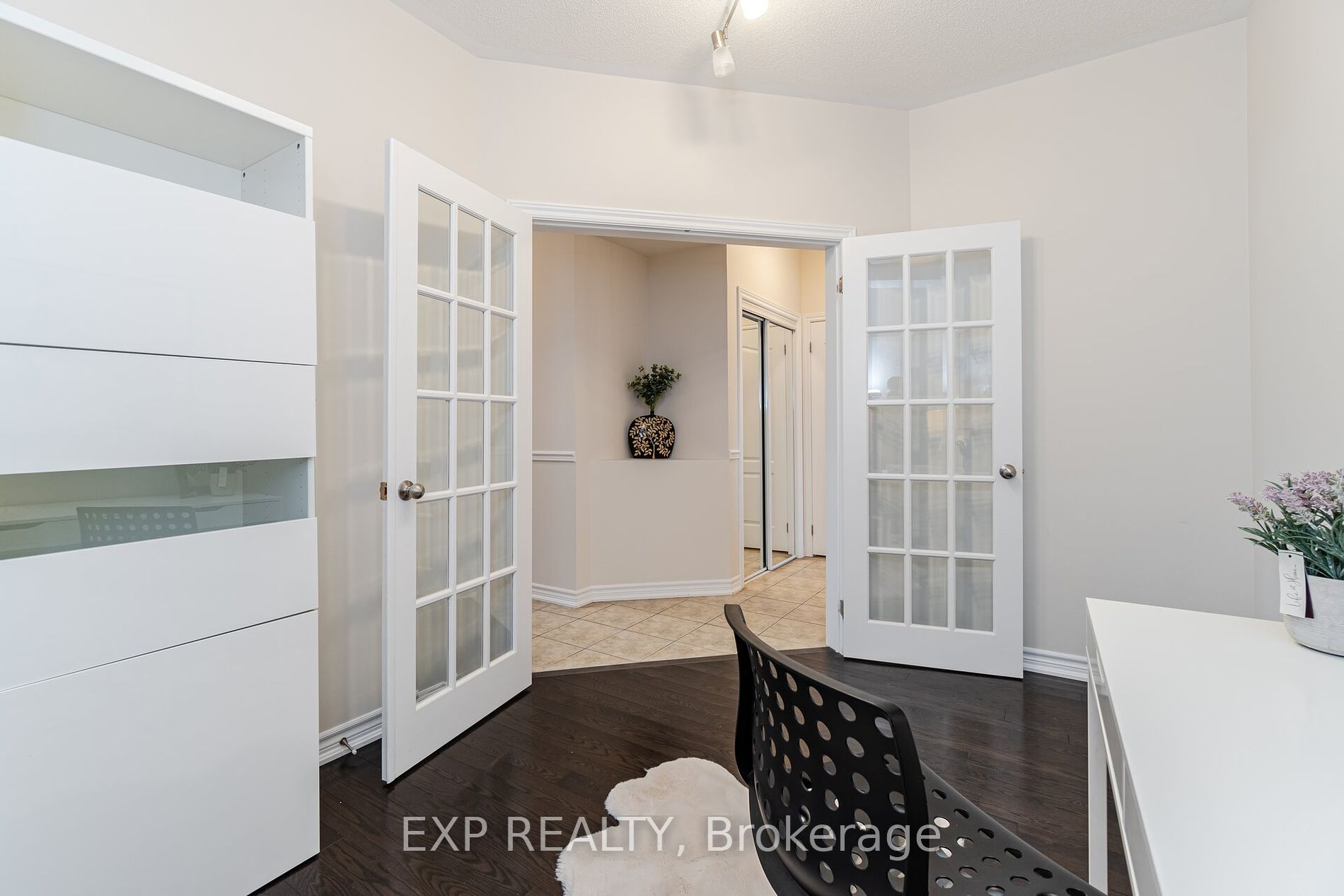808 Agnew Crescent