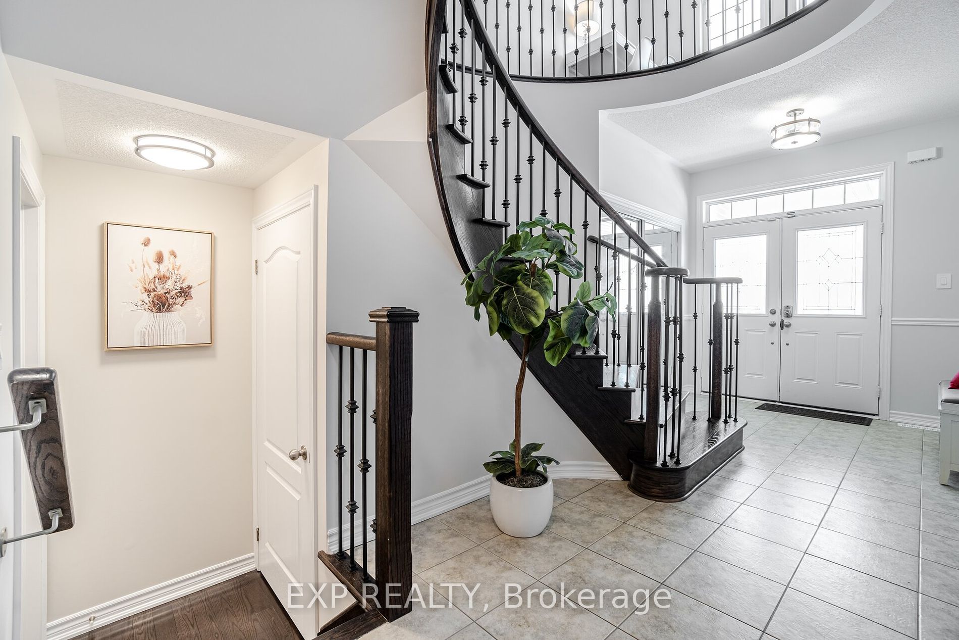 808 Agnew Crescent