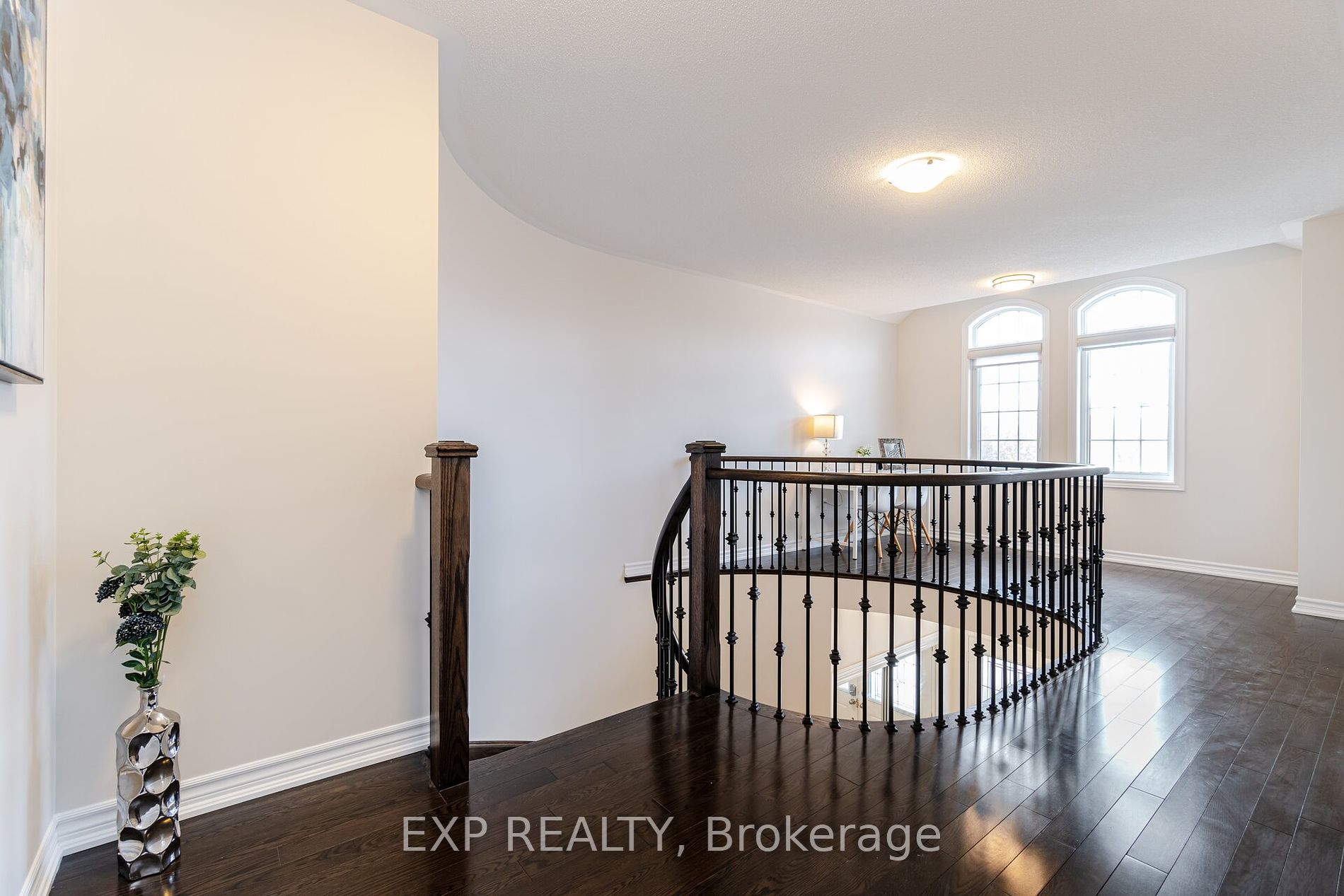 808 Agnew Crescent