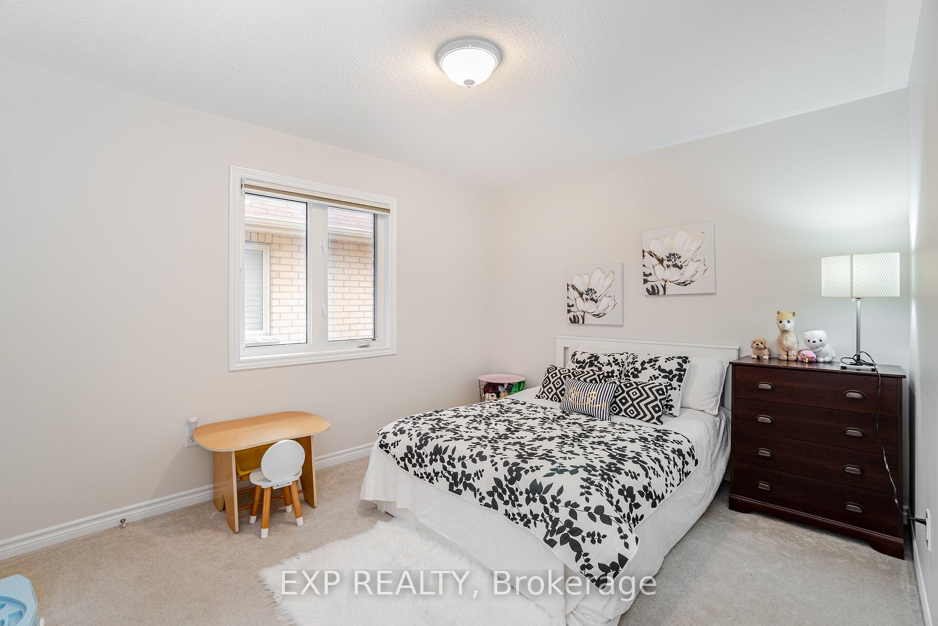 808 Agnew Crescent