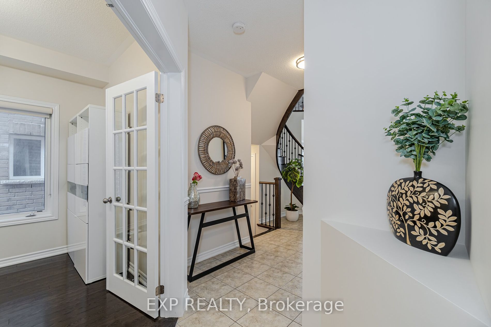 808 Agnew Crescent