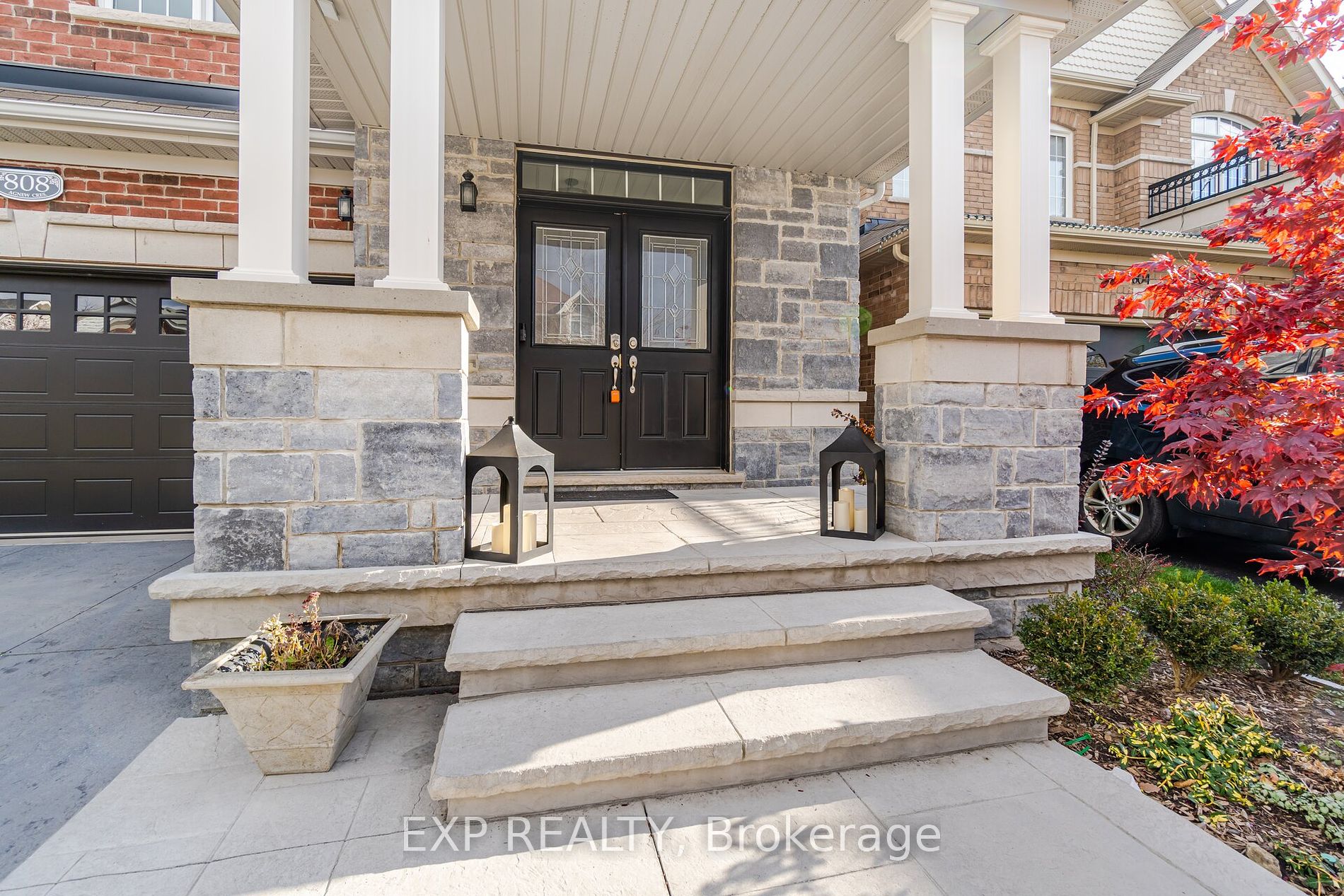 808 Agnew Crescent