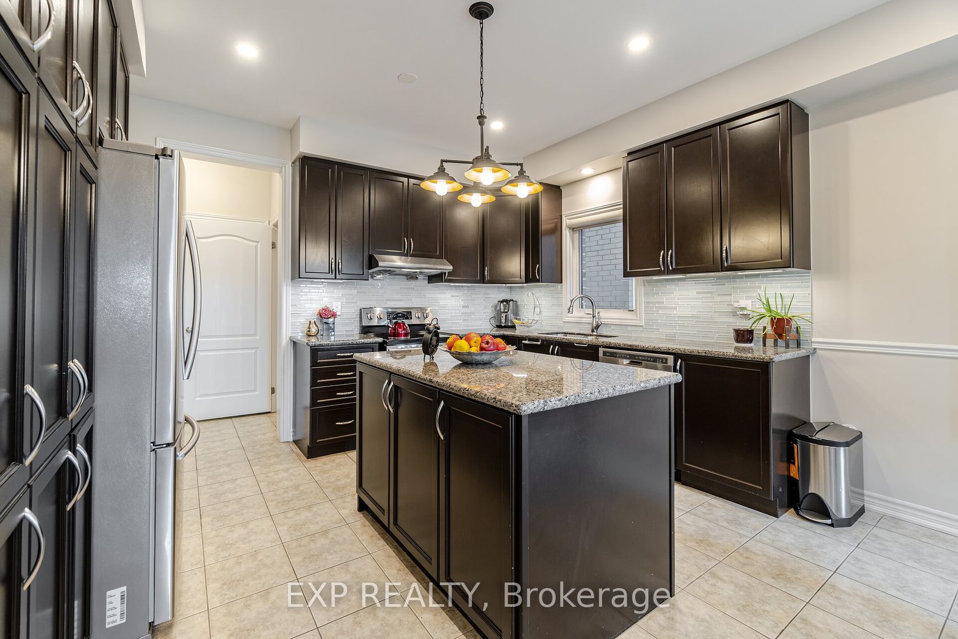 808 Agnew Crescent