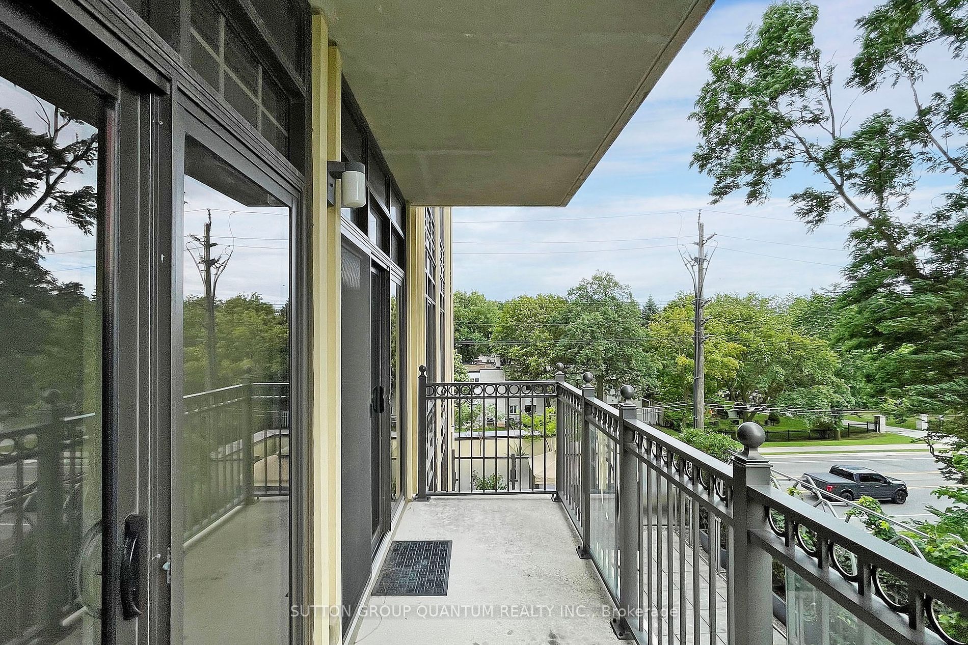 205 Lakeshore Rd W, #304