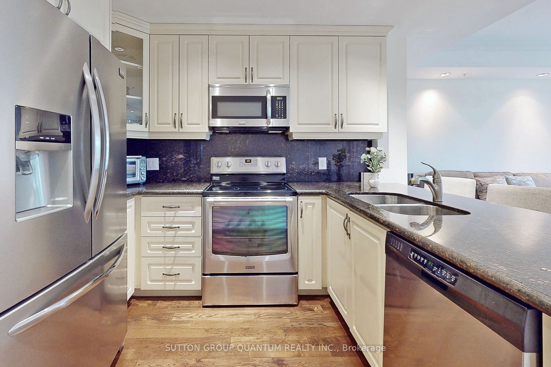 205 Lakeshore Rd W, #304