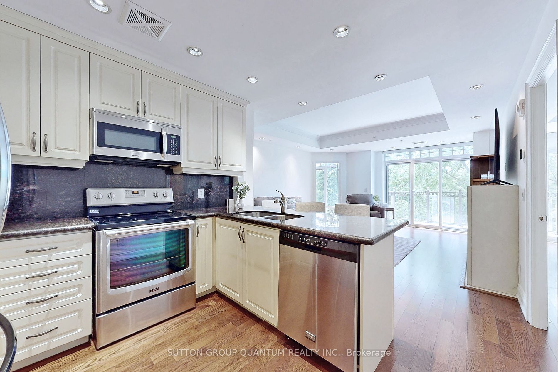 205 Lakeshore Rd W, #304