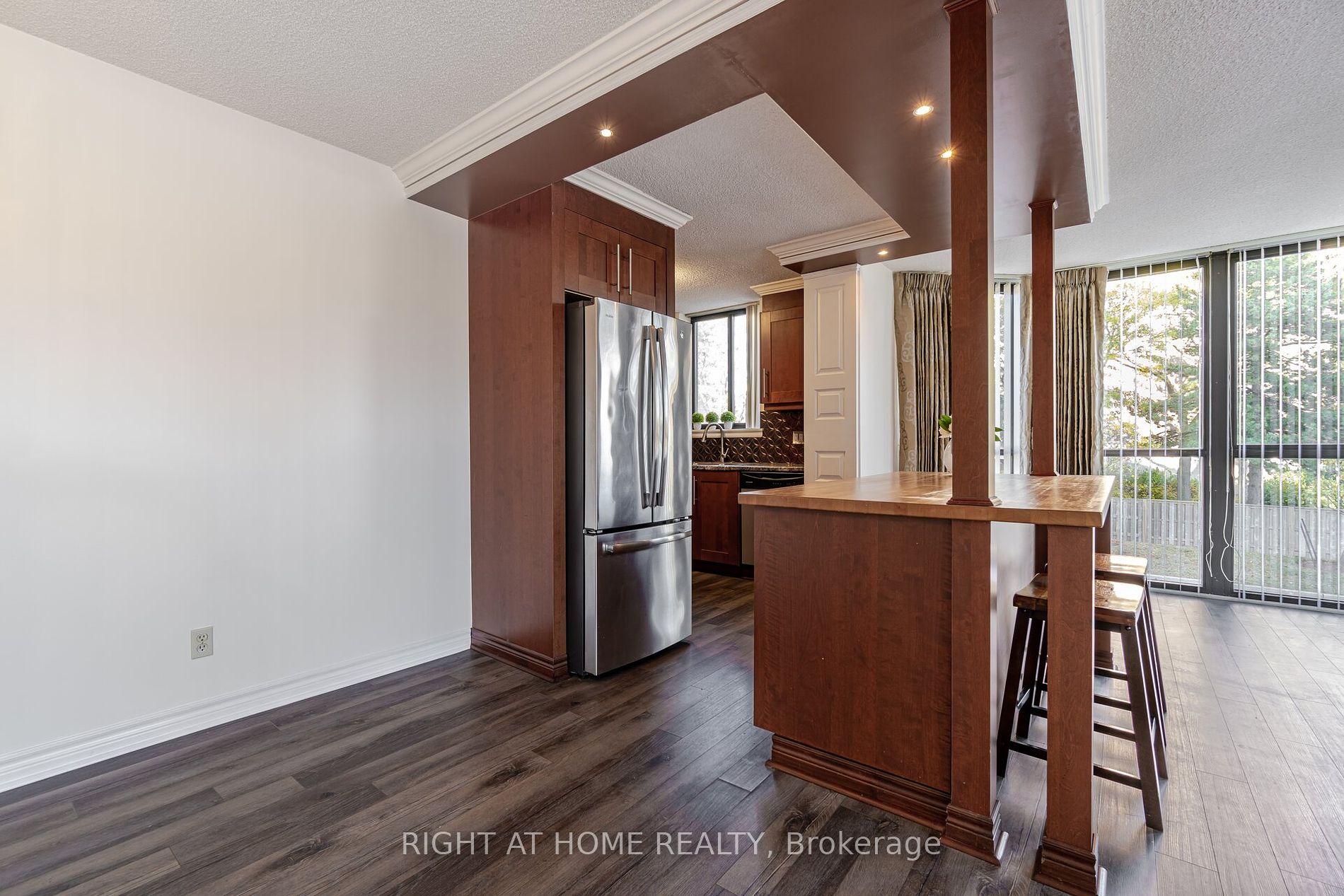 1230 Marlborough Crt, #208
