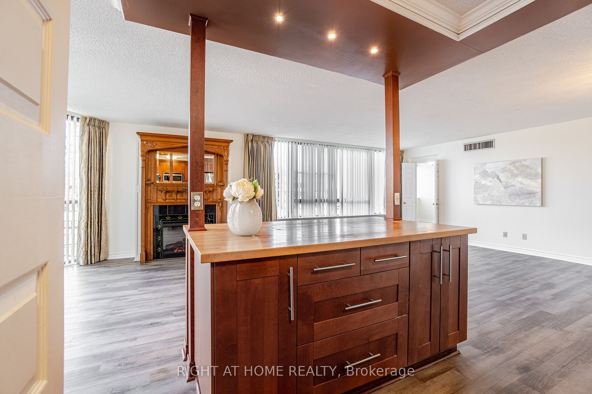 1230 Marlborough Crt, #208