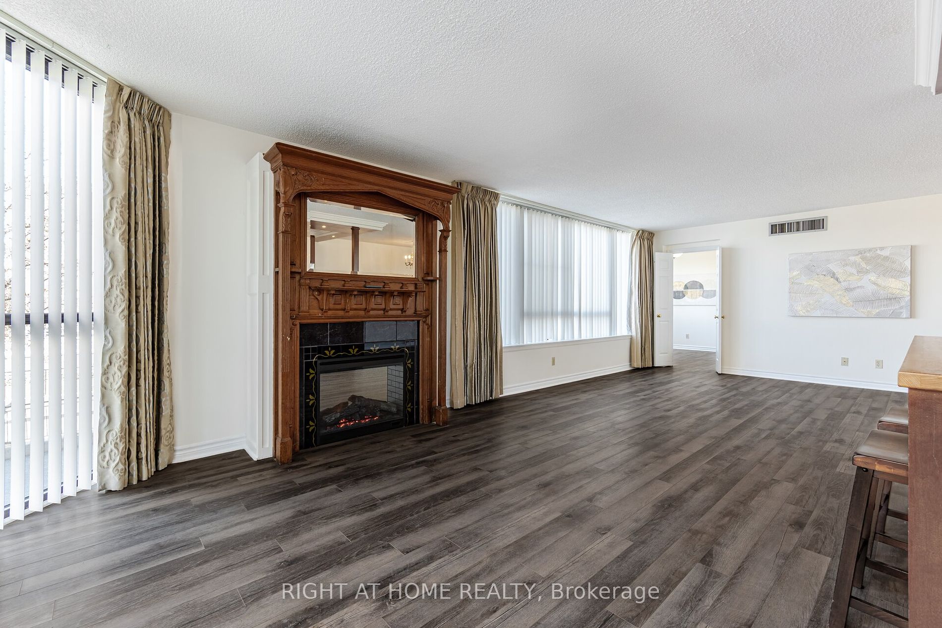 1230 Marlborough Crt, #208