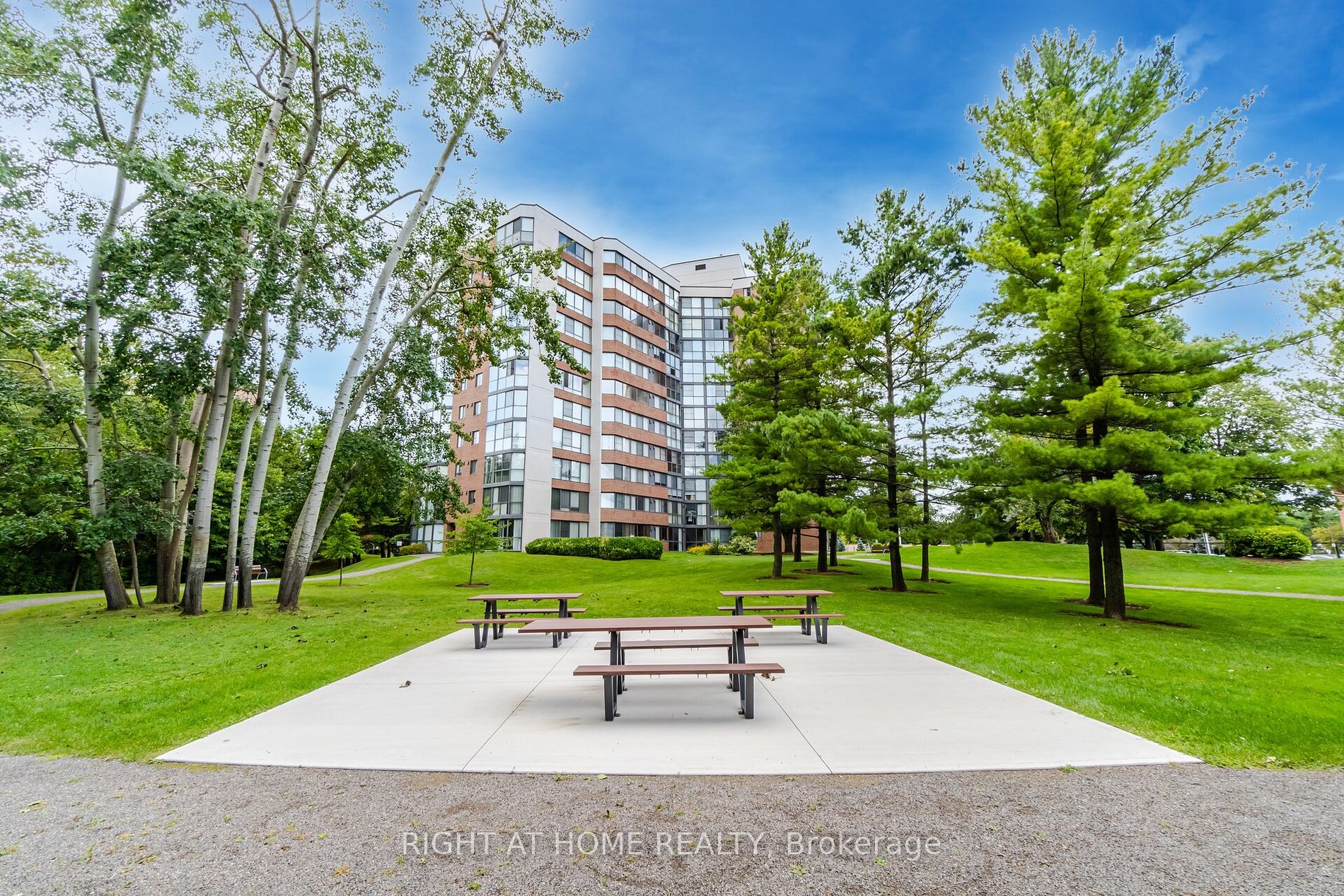 1230 Marlborough Crt, #208