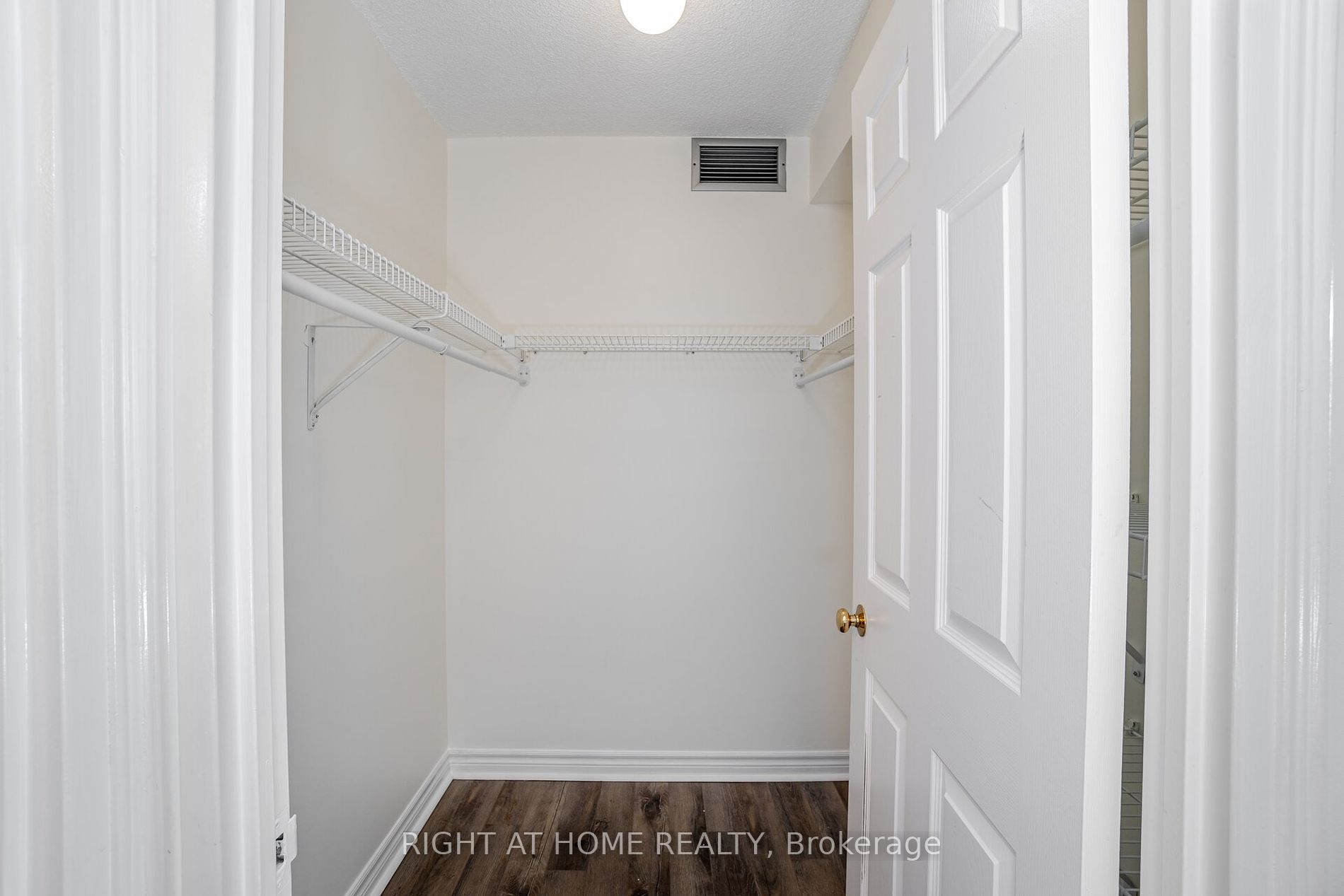 1230 Marlborough Crt, #208