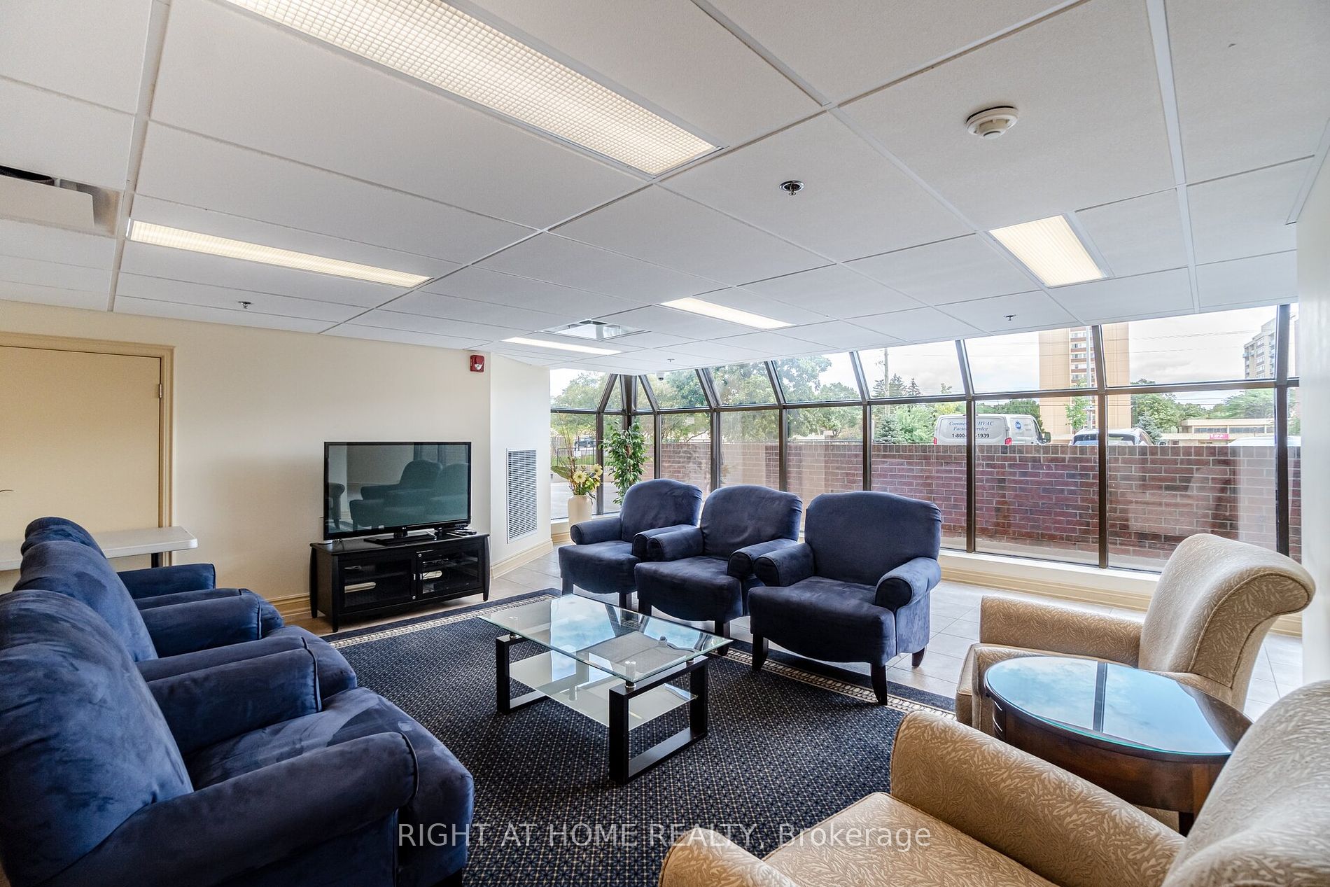 1230 Marlborough Crt, #208