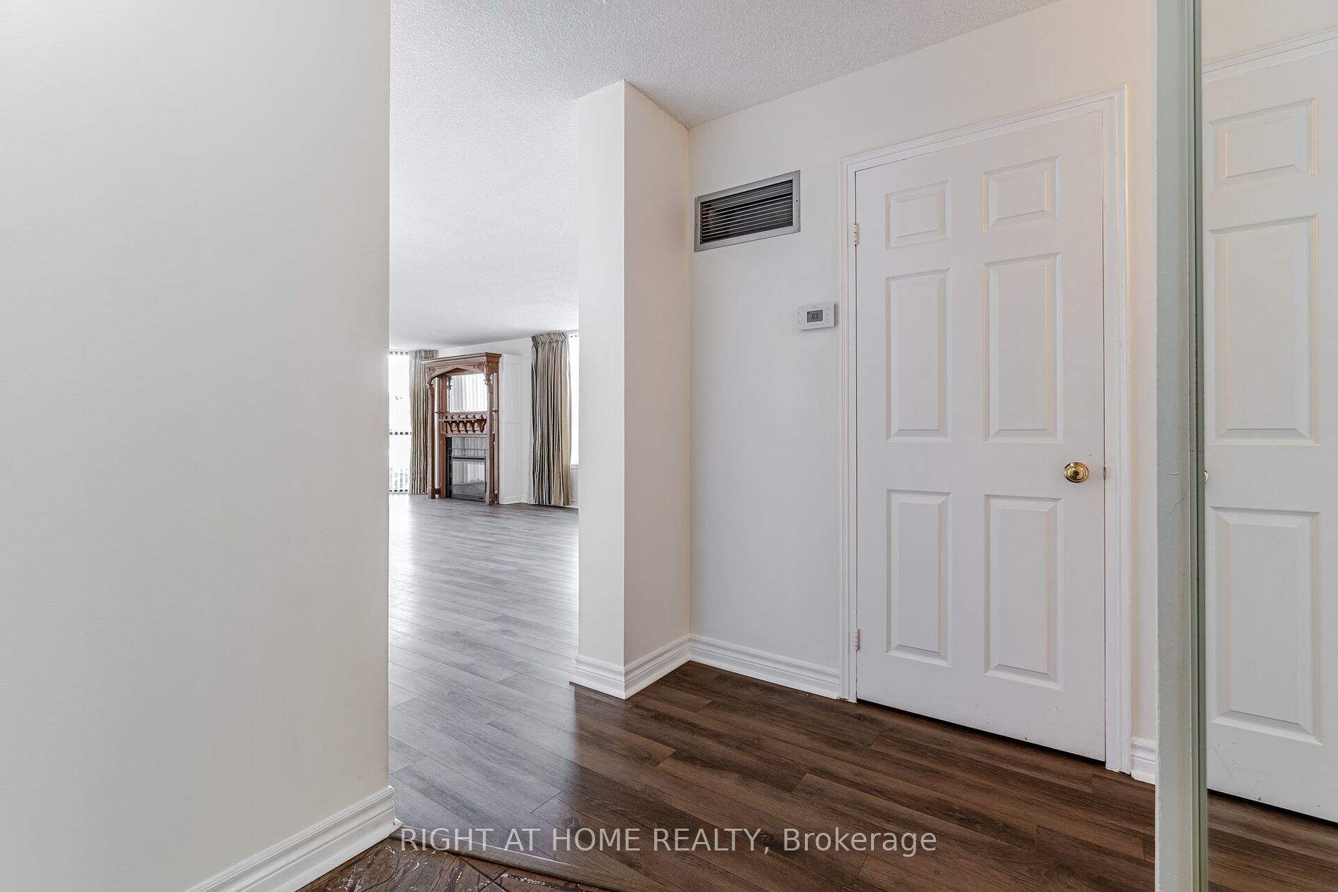 1230 Marlborough Crt, #208