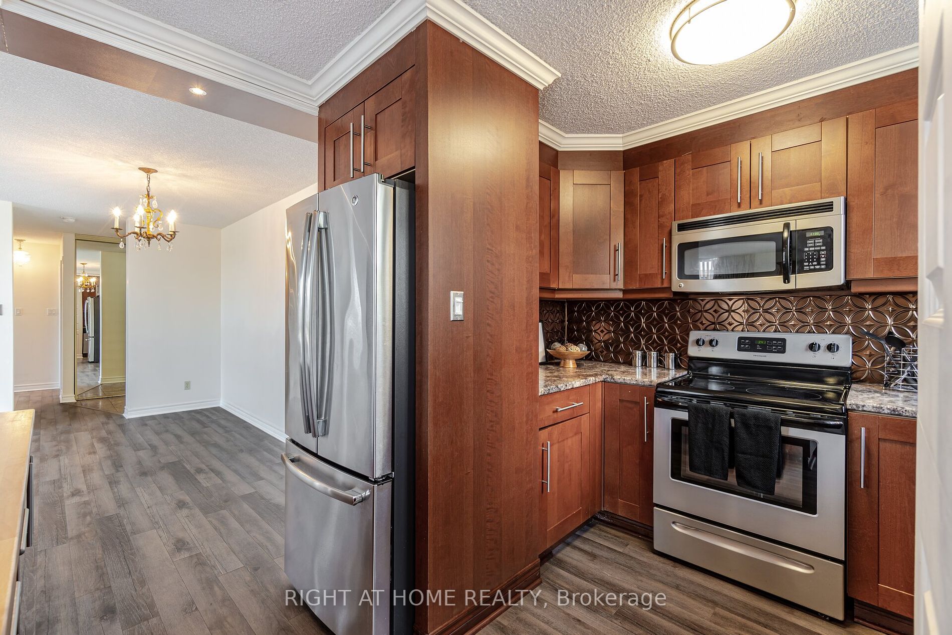 1230 Marlborough Crt, #208