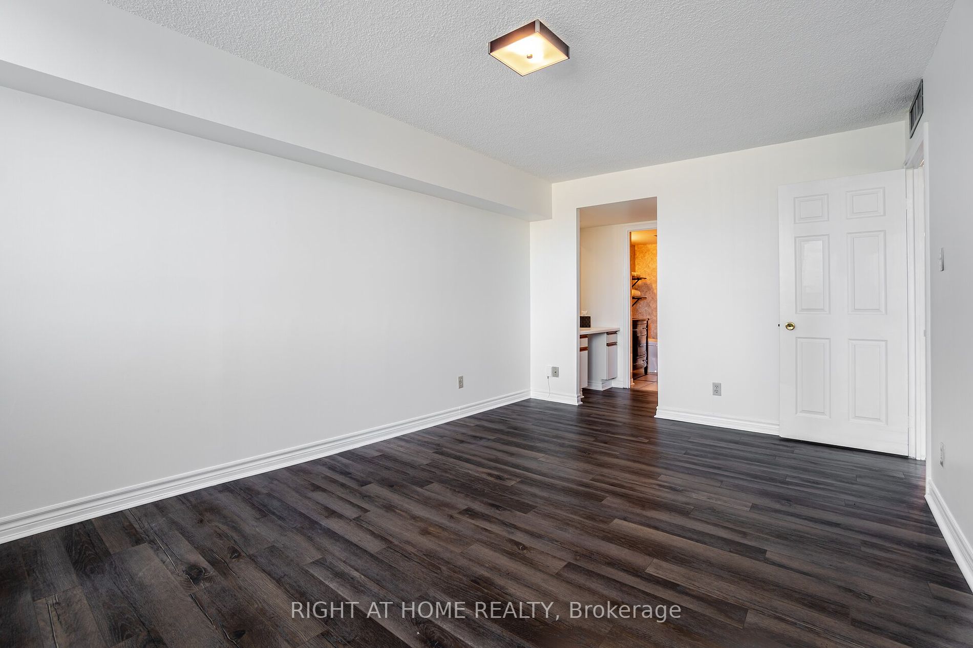 1230 Marlborough Crt, #208