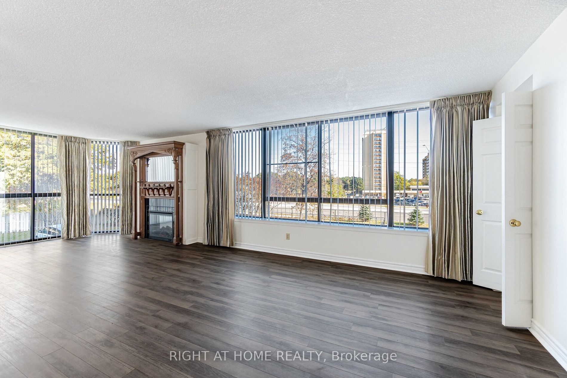1230 Marlborough Crt, #208