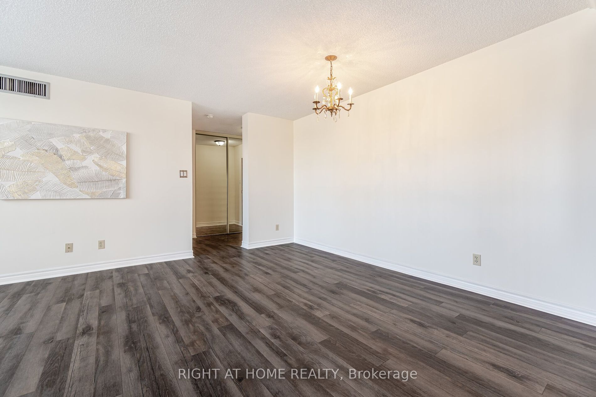 1230 Marlborough Crt, #208