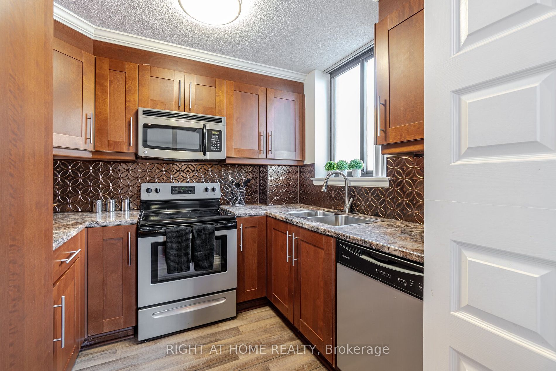 1230 Marlborough Crt, #208