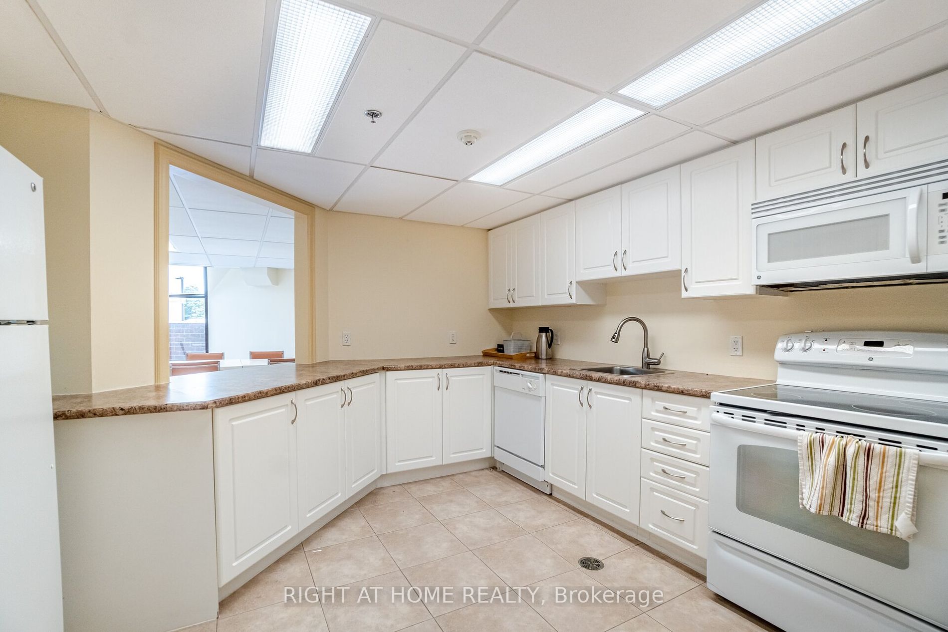1230 Marlborough Crt, #208