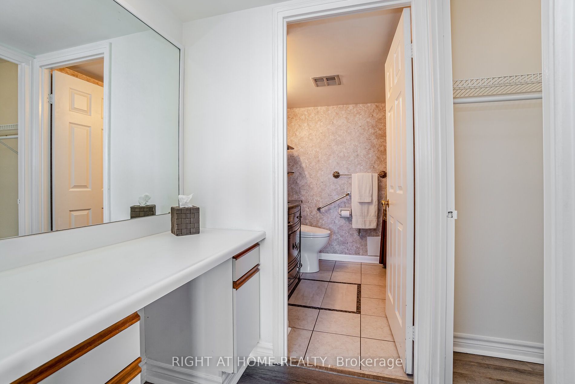 1230 Marlborough Crt, #208