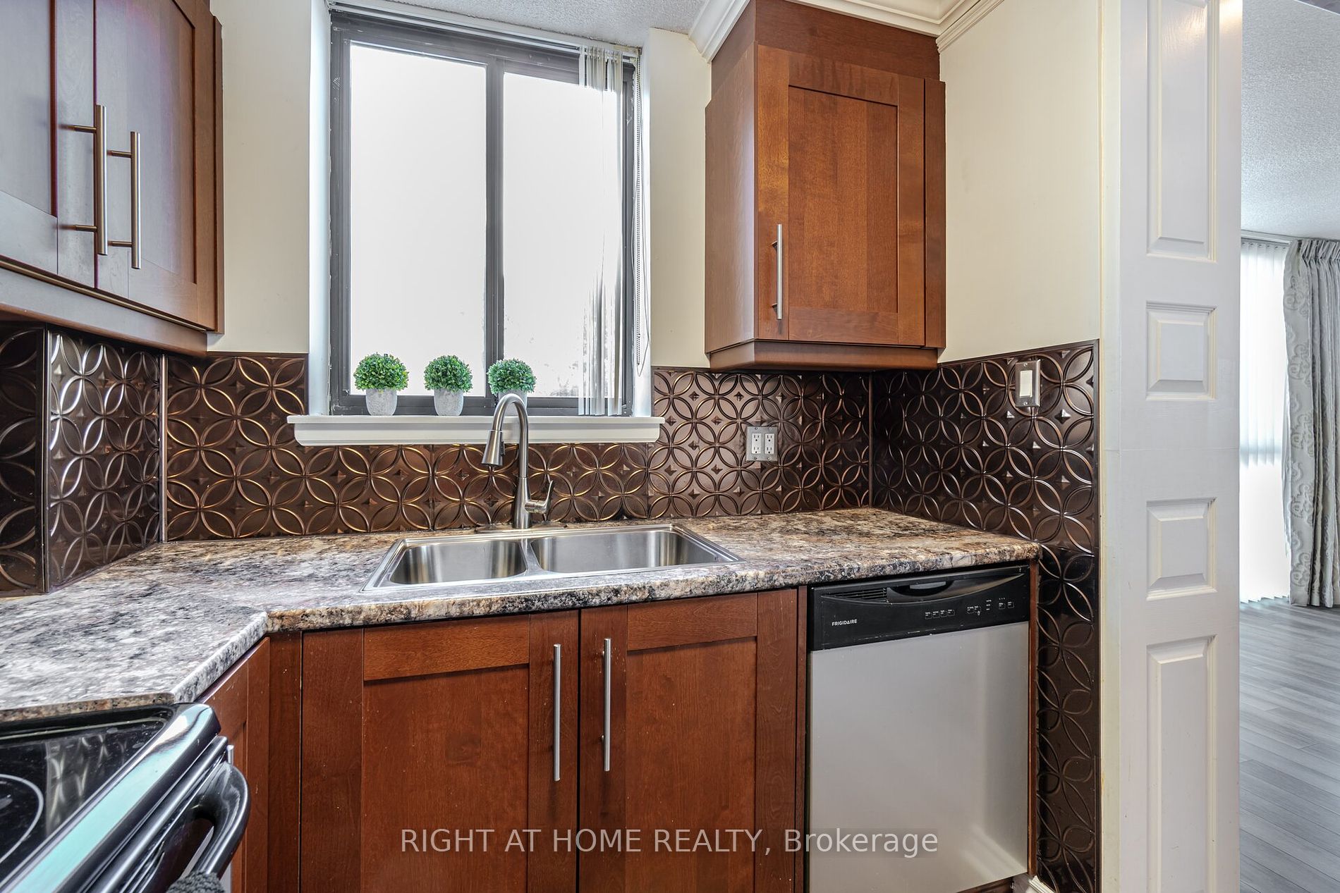 1230 Marlborough Crt, #208