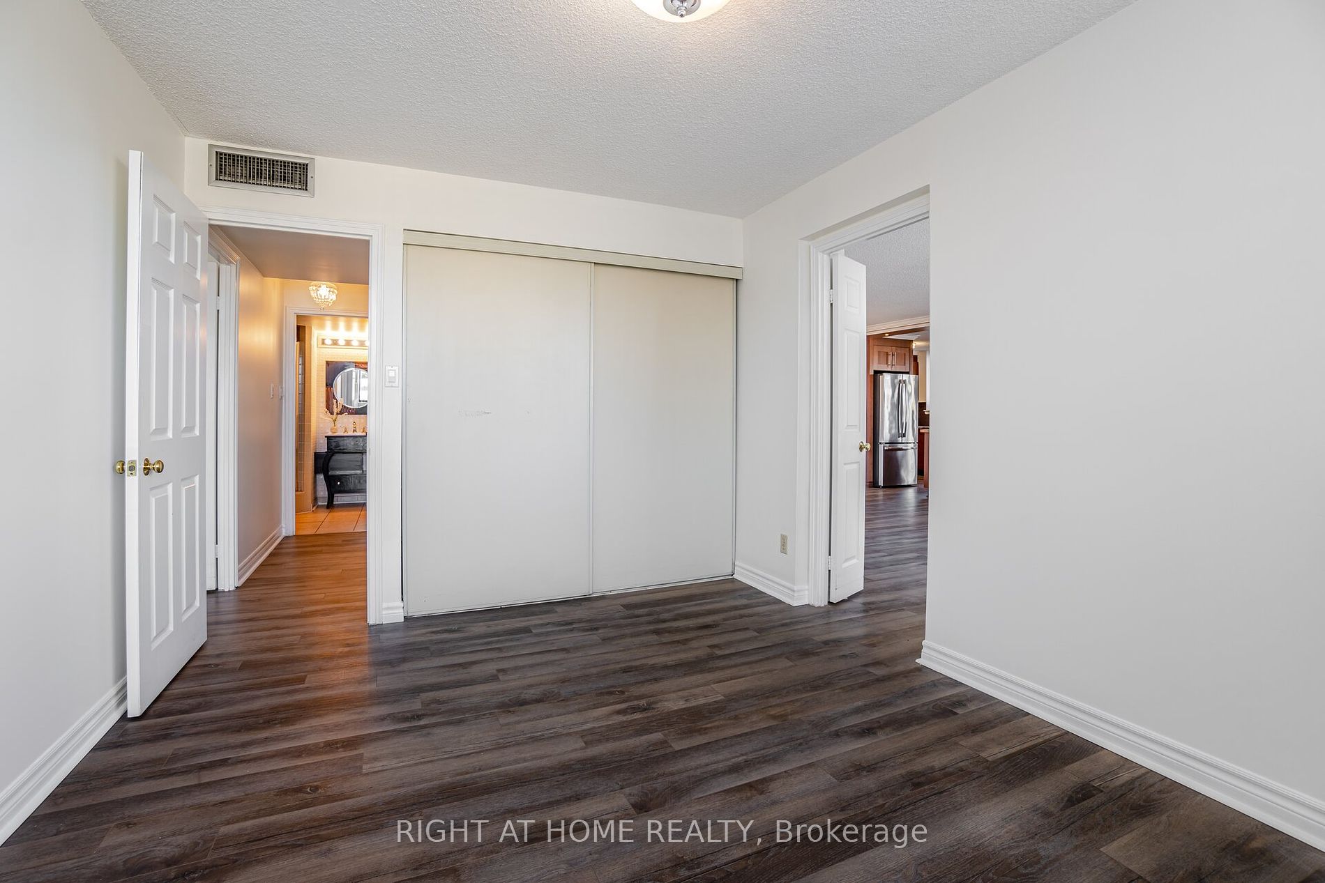 1230 Marlborough Crt, #208