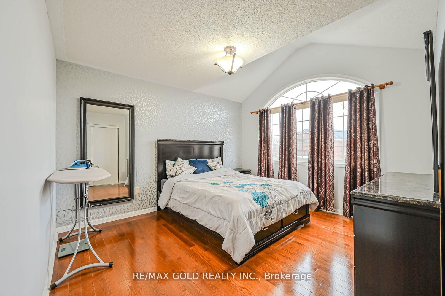 4 Cogswell Cres