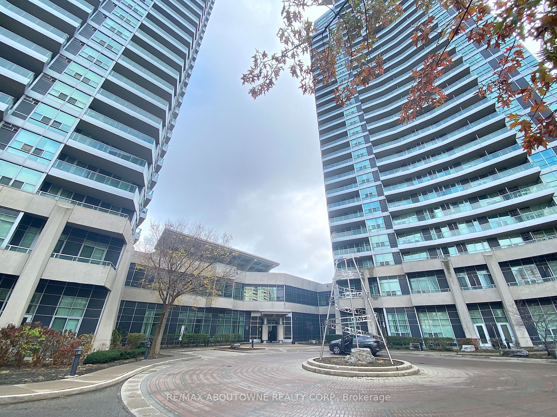 1 Elm Drive W, #802