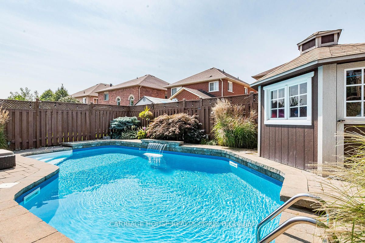 8 Mapleshade Dr