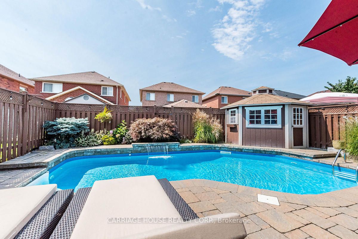 8 Mapleshade Dr