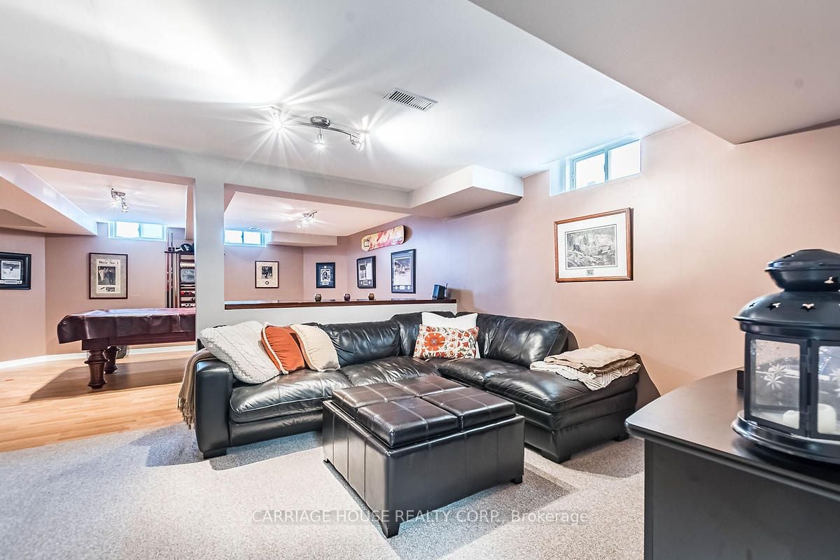 8 Mapleshade Dr