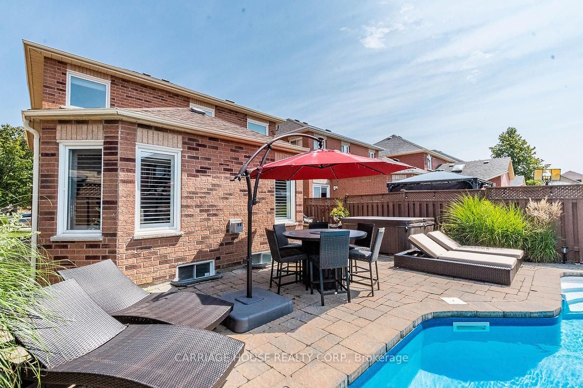 8 Mapleshade Dr