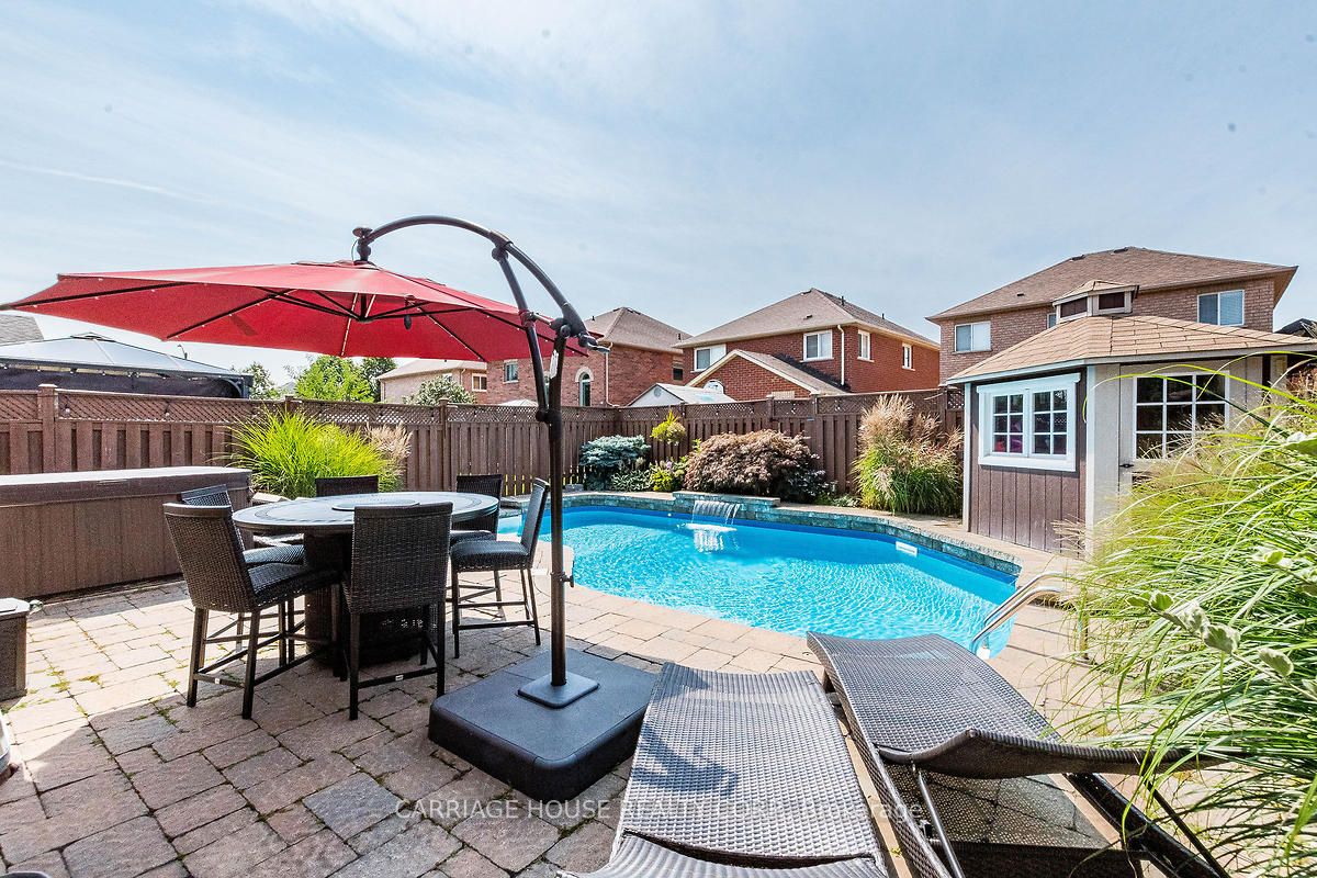 8 Mapleshade Dr