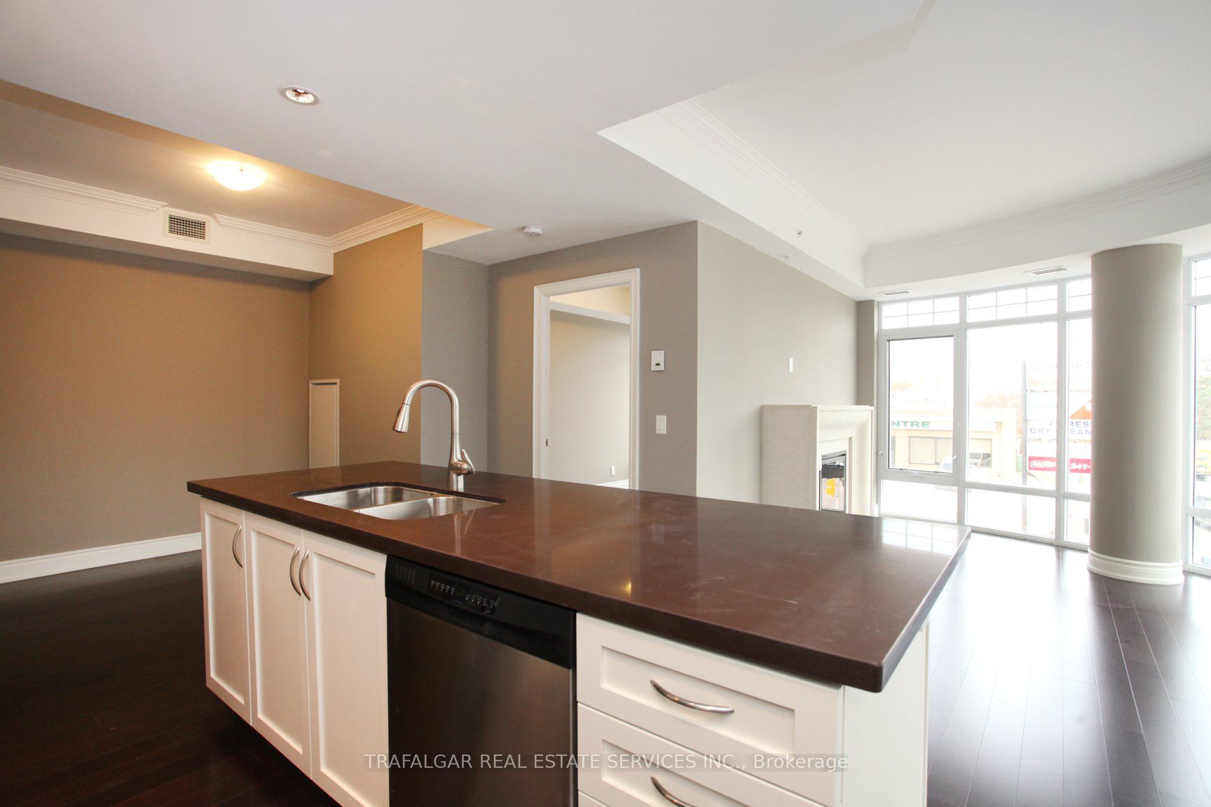 205 Lakeshore Road W #201