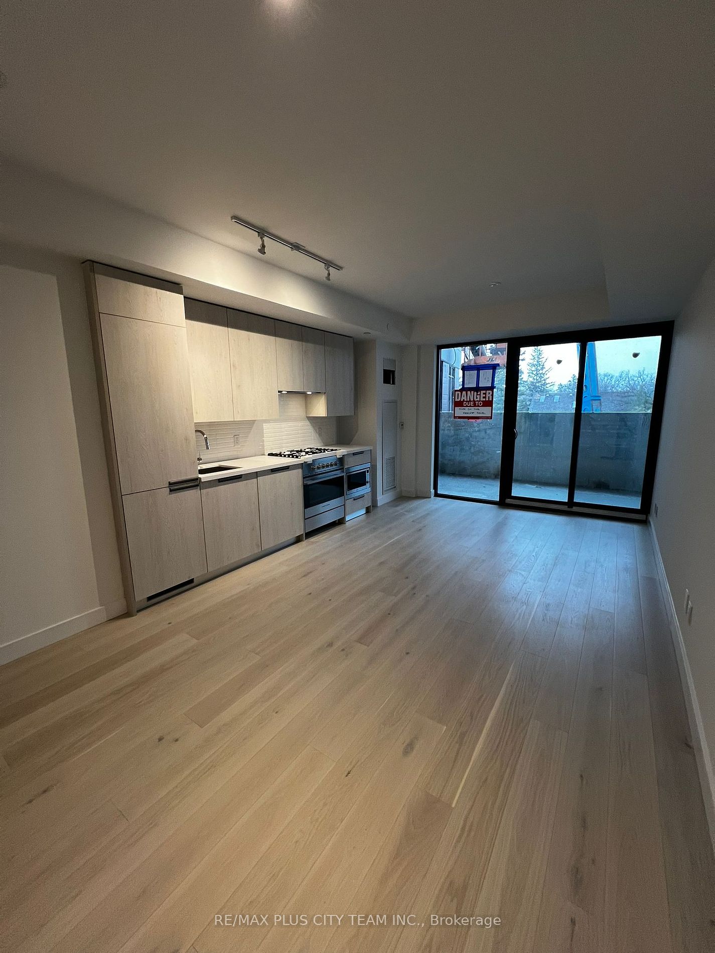 160 Kingsway Crescent W #316