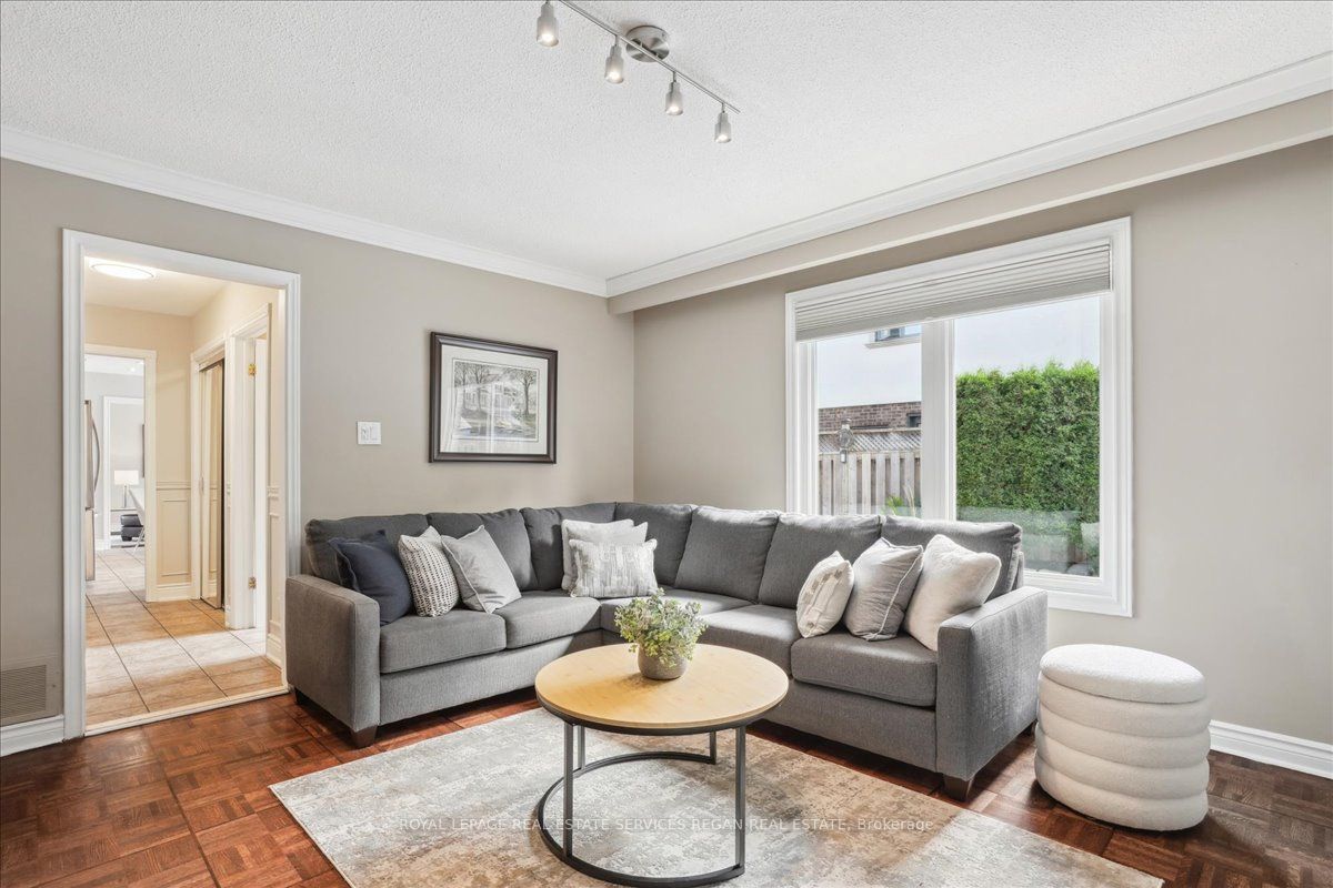 2036 Kawartha Cres