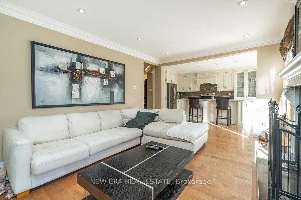 5015 Natkarni Cres