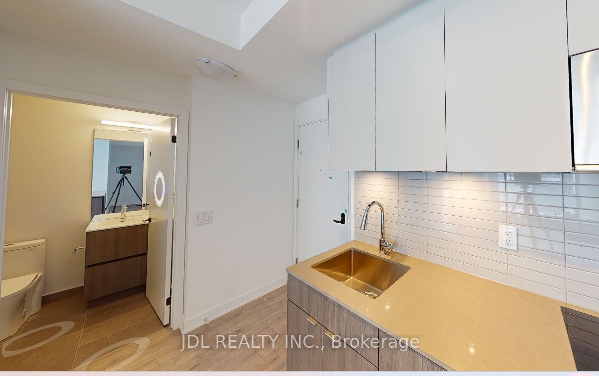 215 Lakeshore Road W #519